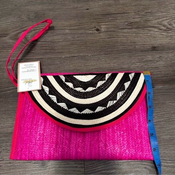 🌸 NWT! Fuchsia, Black, and Cream Woven Straw Clutch